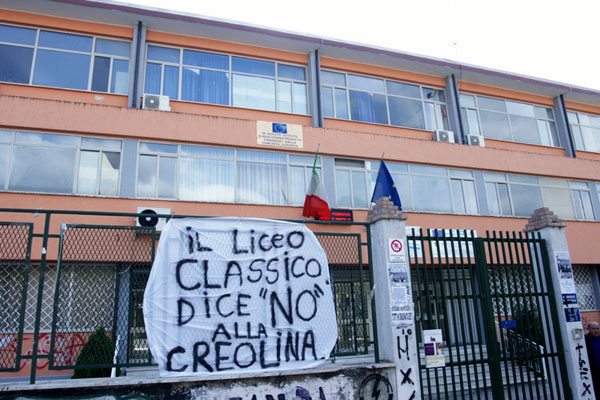 striscione-anti-creolina-liceo-classico-lamezia