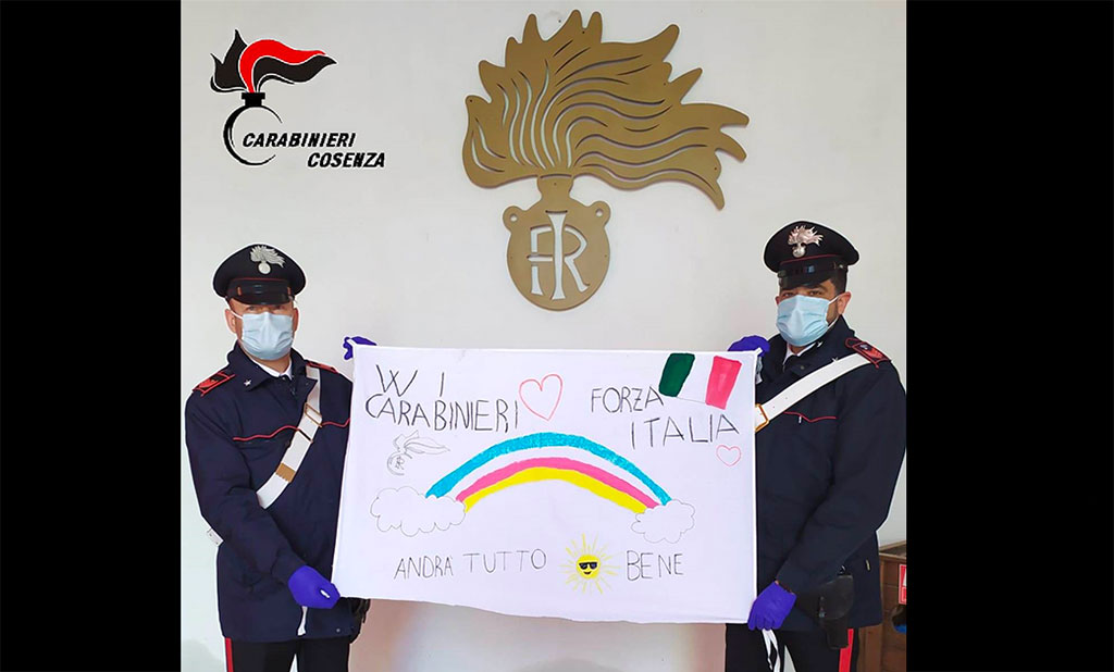 Coronavirus, gesto di incoraggiamento ai Carabinieri da parte di un bambino a Bisignano
