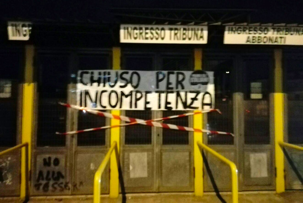 Lamezia, striscioni di protesta davanti agli impianti sportivi affissi da Identità Nazionale