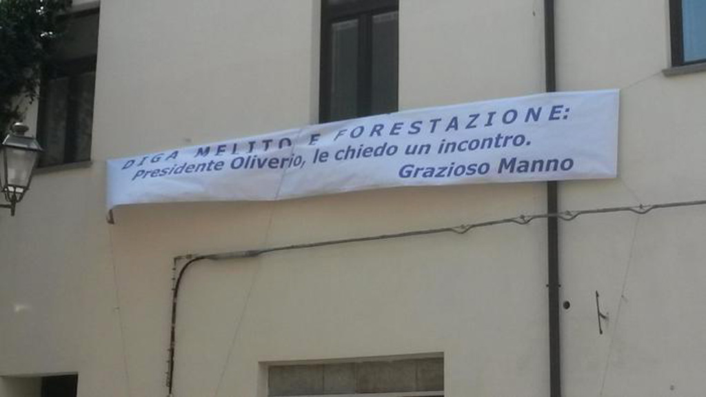 striscione-oliverio-diga-melito.jpg