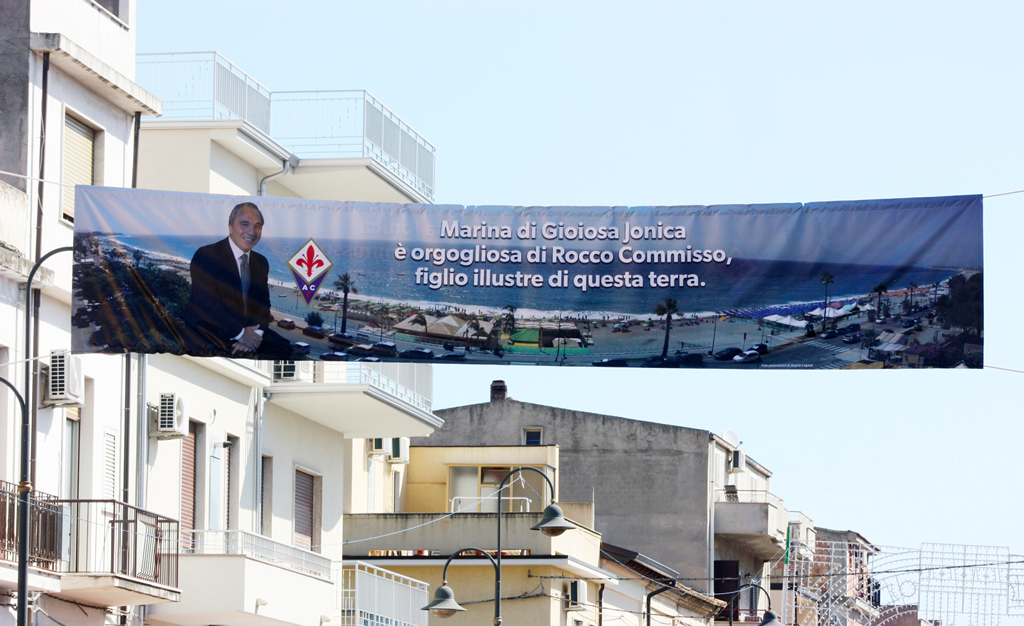 striscione-per-Rocco-Commisso-in-Gioiosa-Jonica-Marina---foto-Angelo-Lagana-15-agosto-2019.jpg