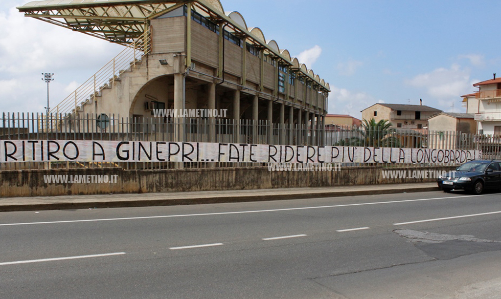 “Ritiro a Ginepri… fate ridere più della Longobarda!”, striscione dei tifosi della Vigor Lamezia al D’Ippolito