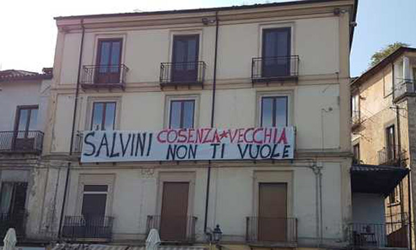 A Cosenza striscioni contro visita Salvini