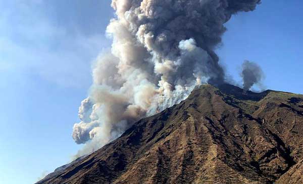 Eruzione Stromboli, pompieri e canadair al lavoro per gli ultimi focolai