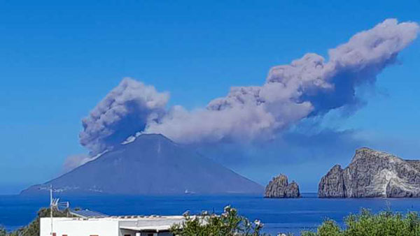Forte eruzione a Stromboli, nube di cenere e lapilli fino in Calabria