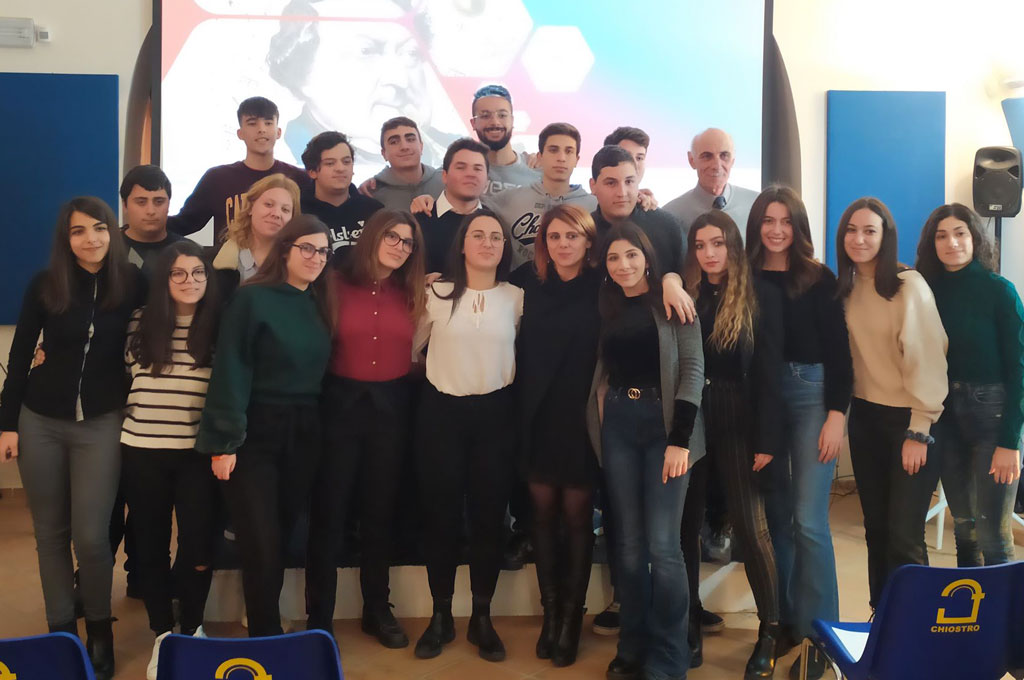 studenti-chiostro-progetto-pon-2019.jpg