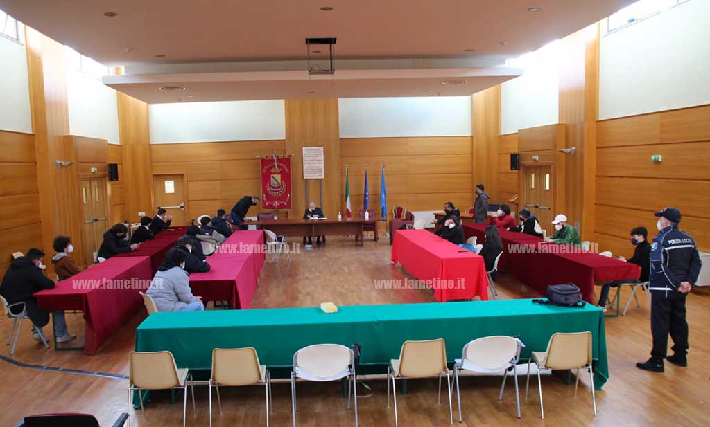 Covid a Lamezia, la protesta degli studenti al Comune: nessuna deroga a chiusura scuole