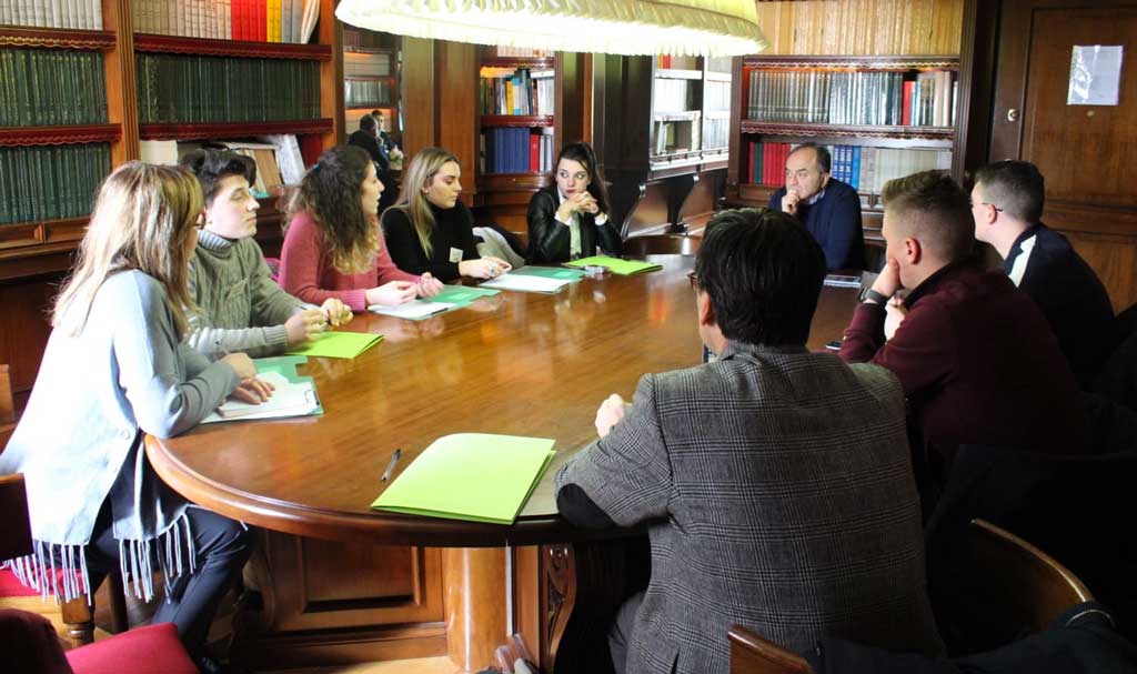 studenti-grimaldi-pacioli-con-gratteri.jpg