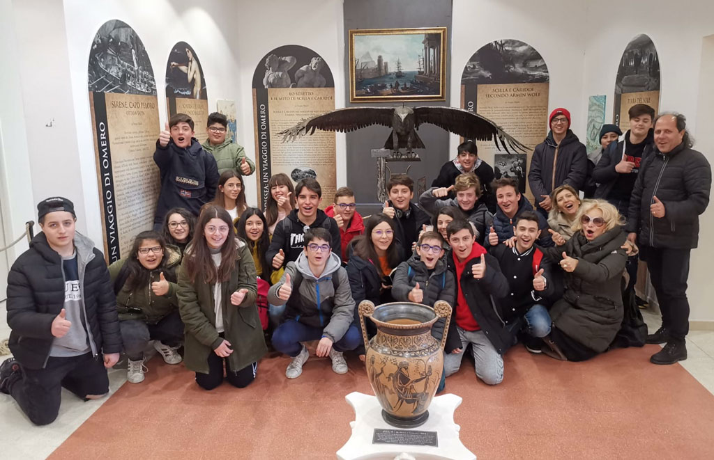 Piccoli studenti dell'istituto 'Gatti' di Lamezia visitano mostra "Ulisse sul fiume Corace"