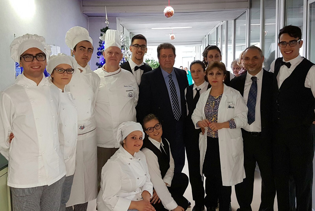 Lamezia: i dolci preparati dagli studenti dell'Einaudi ai pazienti del reparto di oncologia