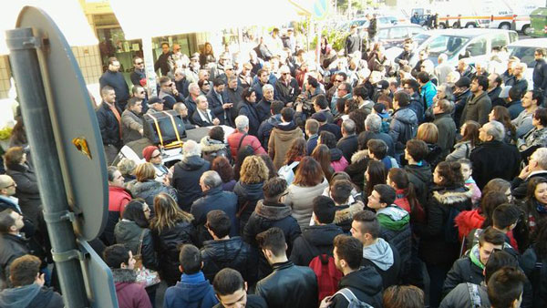 Sanità: a Rossano cittadini in piazza a difesa dell'ospedale 