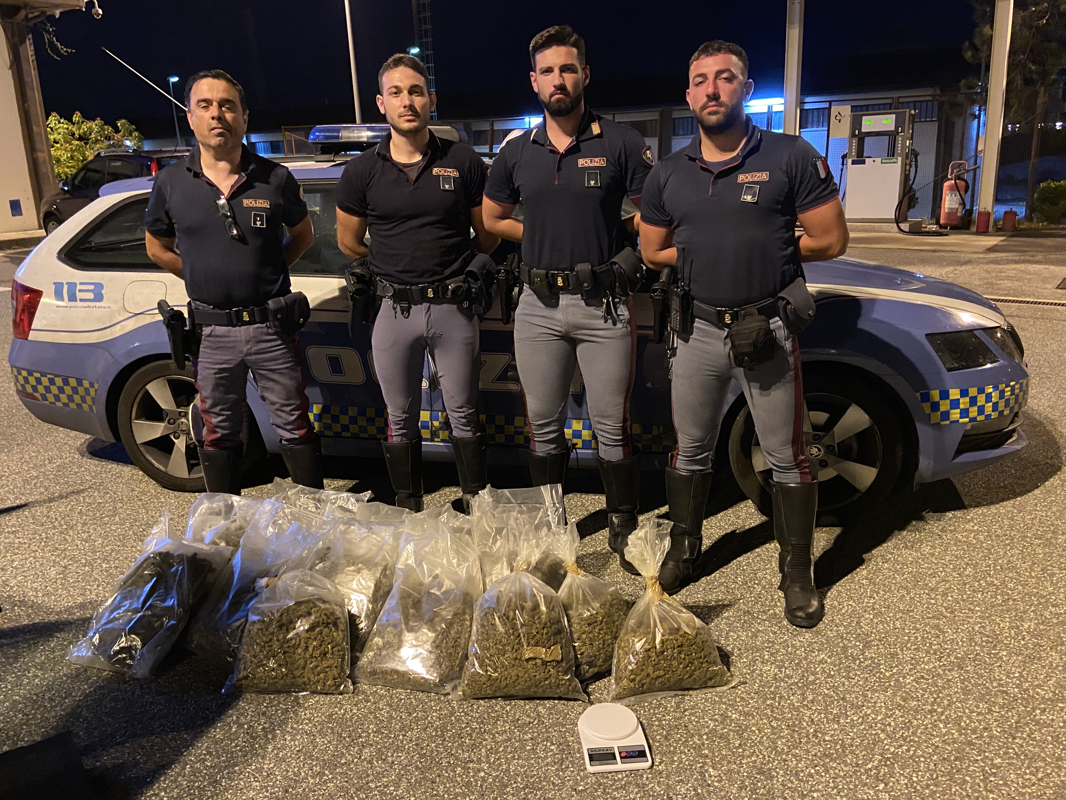 In viaggio su A2 con 13 sacchi di marijuana, tre ventenni arrestati dalla polizia a Rosarno 