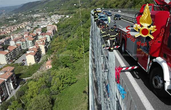 Si lancia da viadotto su A2 tra Pizzo e Vibo, muore 30enne