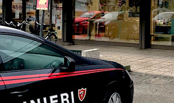 Armato di fucile tenta di rapinare supermercato a Scalea, un fermo