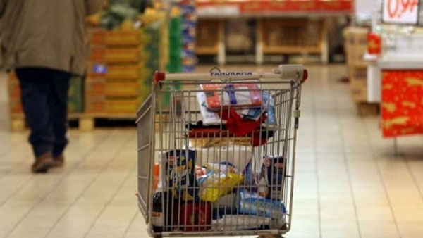 Anziana ruba cibo in supermarket a Crotone per necessità, carabinieri pagano conto