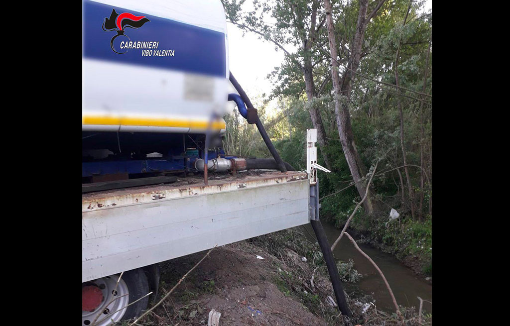 Sversano liquido inquinante nel fiume Mesima, 3 denunce