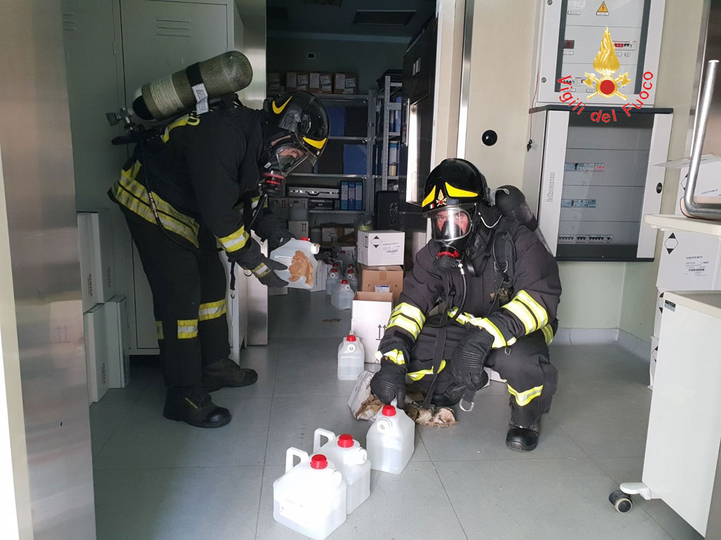 Sversamento di Acido Peracetico in magazzino ospedale a Catanzaro, interviene nucleo NBCR dei vigili del fuoco