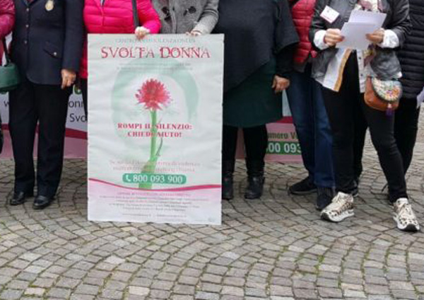 Donna uccisa dal marito, a Pinerolo fiaccolata per ricordarla. La salma verrà trasferita in Calabria