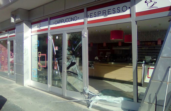 Sfondano vetrina tabaccheria a Rende, portate via cassa e sigarette