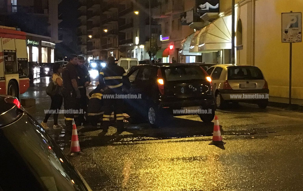 Lamezia: tombino salta per pioggia e auto rimane bloccata in via Tagliamento, sprofonda asfalto anche in via Perugini