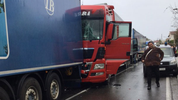 Incidente tra mezzi pesanti sulla strada statale 106