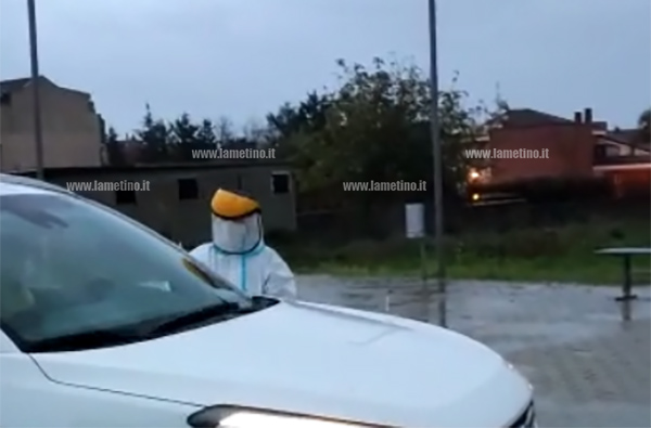 Lamezia, giornata intensa tra tamponi al drive-in e vaccini all'Hub di via del Progresso