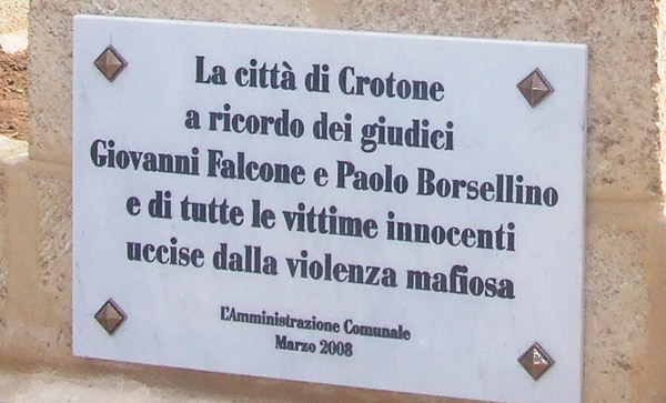 Distrutte targhe Falcone-Borsellino, sindaco Crotone: "Offesa città"