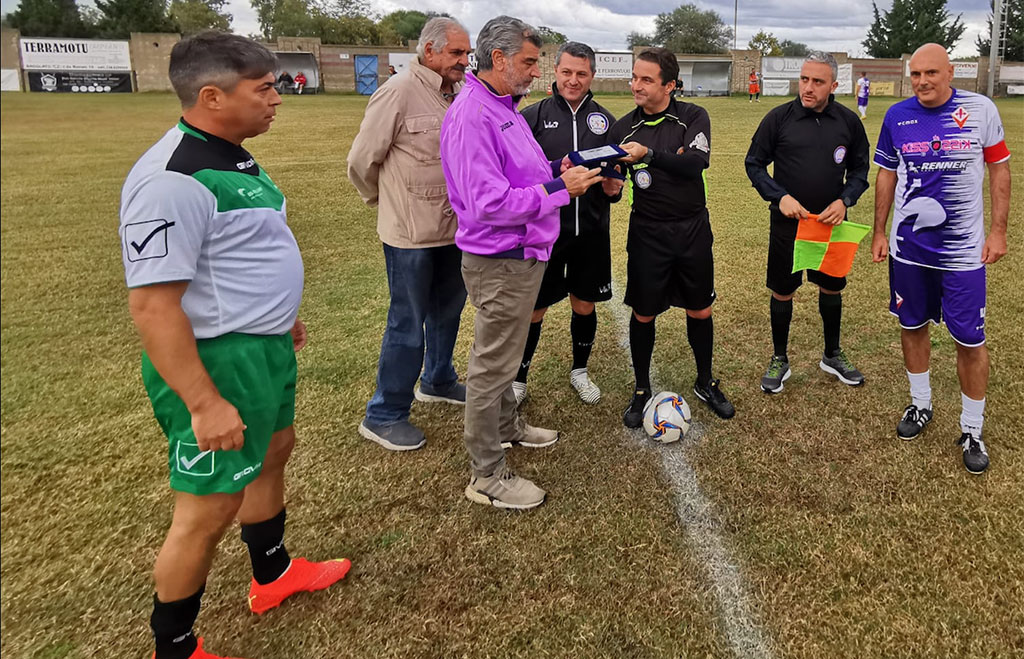 Consegnata a società calcistica Peppe Teti amatori targa in sua memoria 