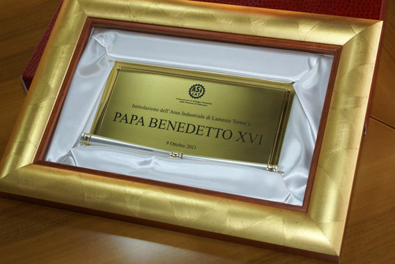 targa_intitolazione_area_industriale_papa_benedetto_xvi