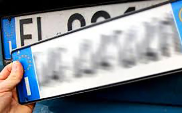 Clonavano targhe e documenti stranieri, sgominata organizzazione criminale nel crotonese
