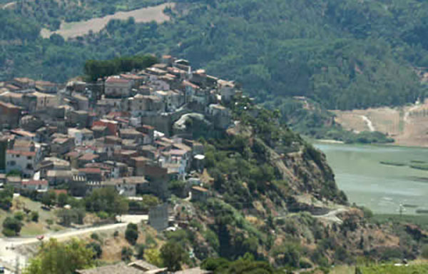 Case in vendita a un euro per le giovani coppie, l'iniziativa per rilanciare il borgo di Tarsia