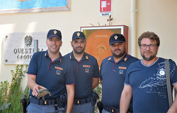Agenti di polizia soccorrono tartaruga acquatica trovata in strada a Crotone