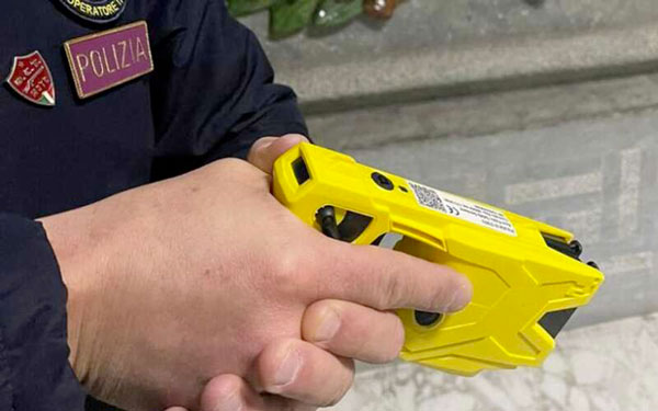 Morde poliziotto al polpaccio, uomo bloccato con taser e arrestato a Vibo
