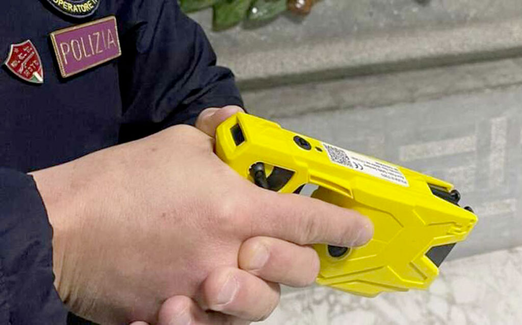Aggredisce poliziotti nel Reggino, agenti intervengono utilizzando taser