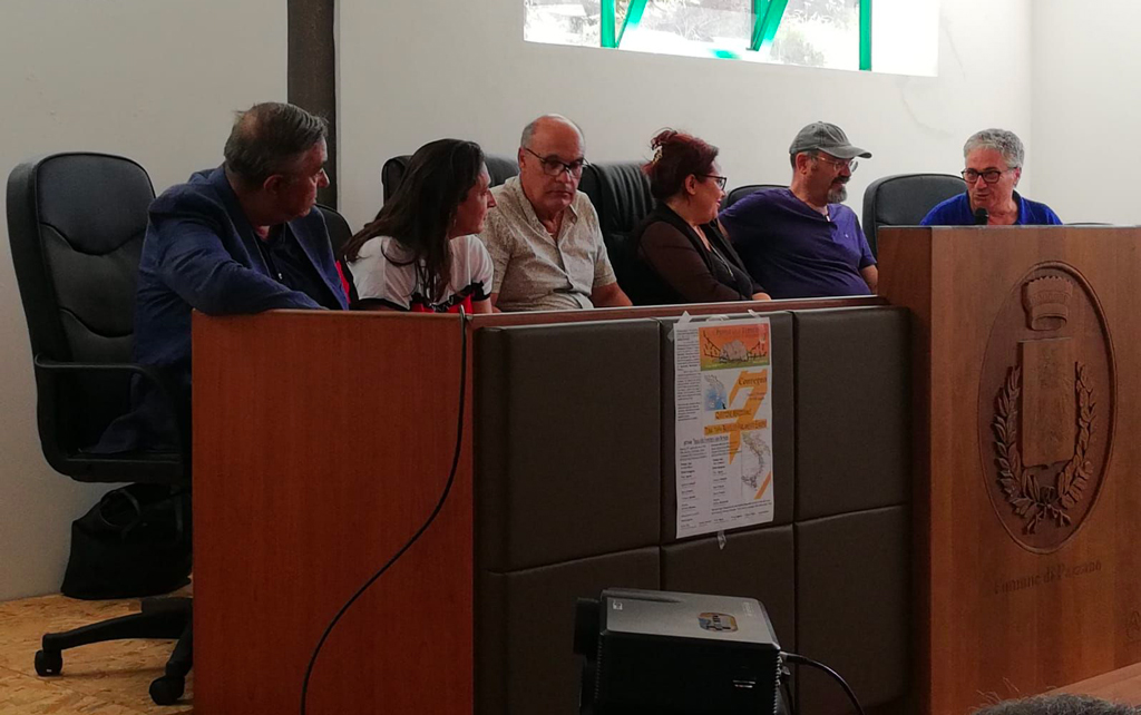 tavolo-relatori-a-Pazzano.jpg