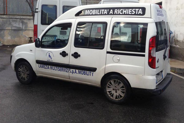 Lamezia, lettera aperta di un genitore: “Trasporto per ragazzi diversamente abili alle superiori, servizio ancora non attivo”