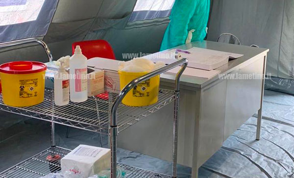 Giovane positivo al Covid, allestite tende pre-triage a Soverato e Catanzaro: tutti i tamponi saranno analizzati a Lamezia