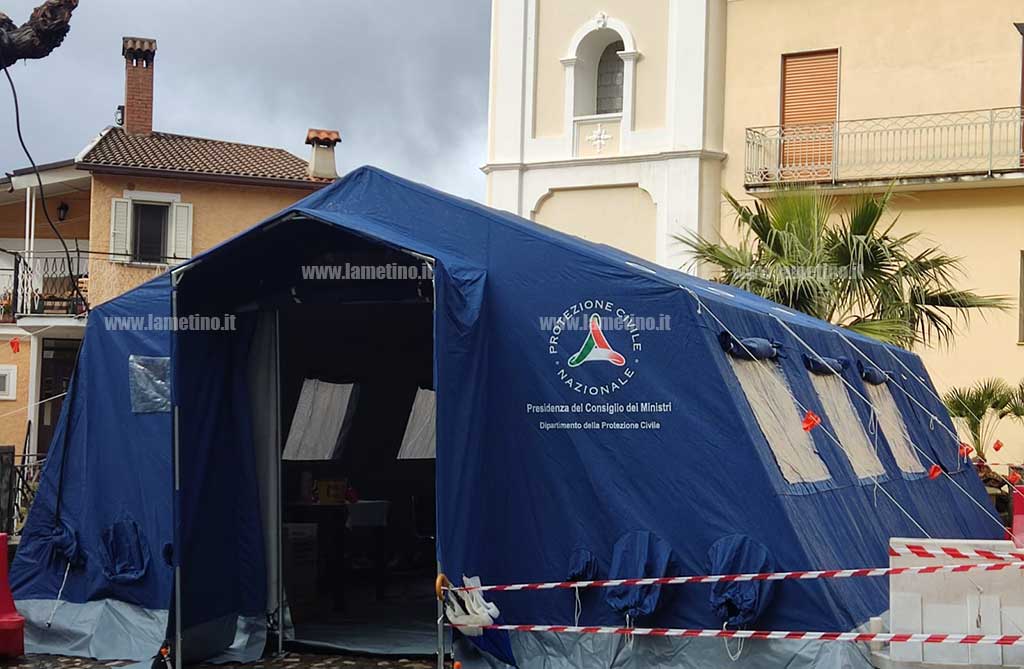 Il Covid spegne il Capodanno anche in Calabria: annullati molti eventi e nei comuni tornano tende per tamponi   