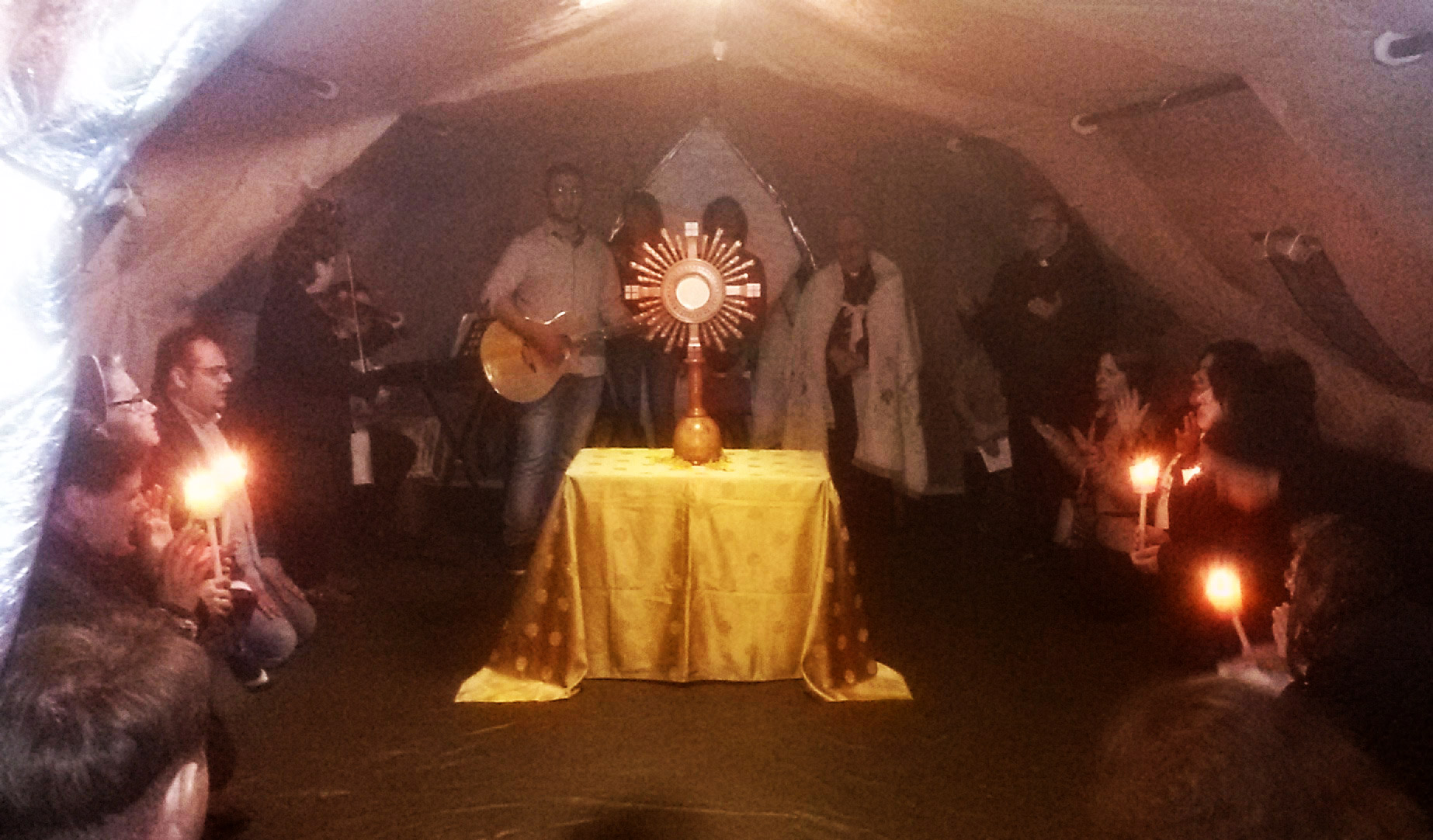 Lamezia: veglia in tenda dei giovani per la prima giornata del congresso eucaristico diocesano