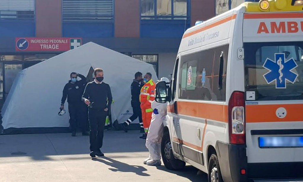 Covid, tende davanti ospedale Cosenza per pazienti positivi in attesa ricovero