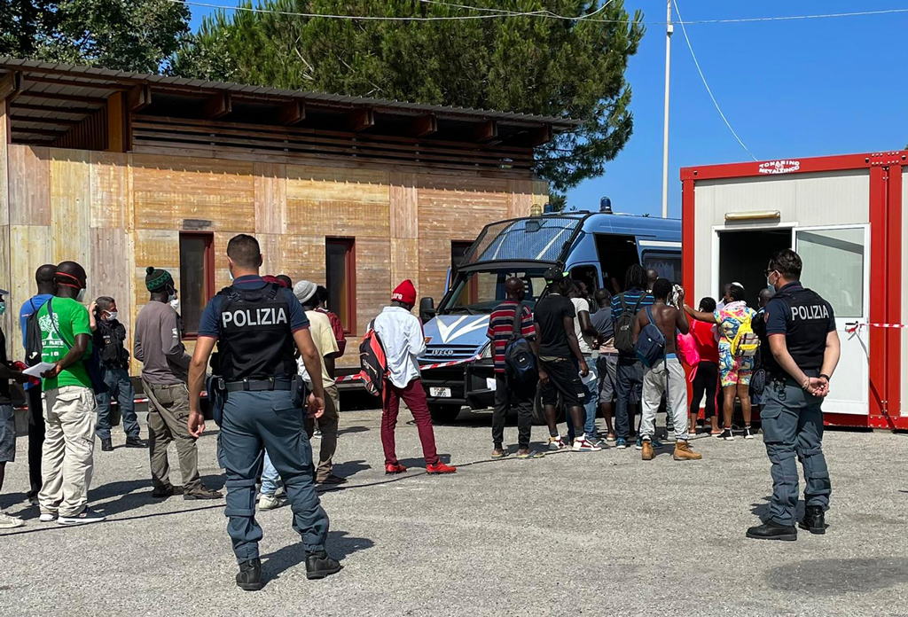 Controlli della Polizia alla tendopoli di San Ferdinando: raccolte adesioni per campagna vaccinazione anti Covid-19
