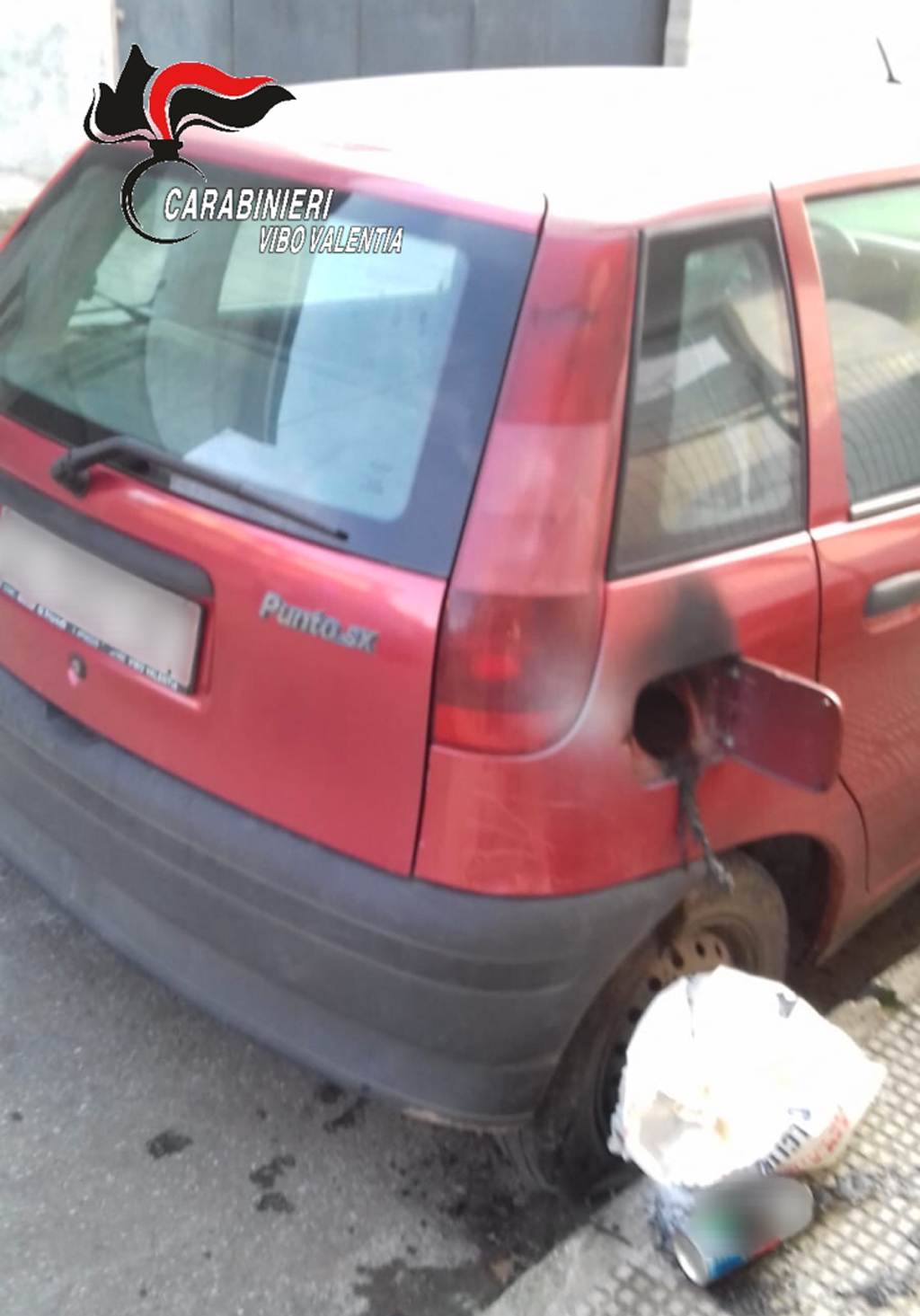 tenta-incendio-auto-reggio-carabinieri2.jpg