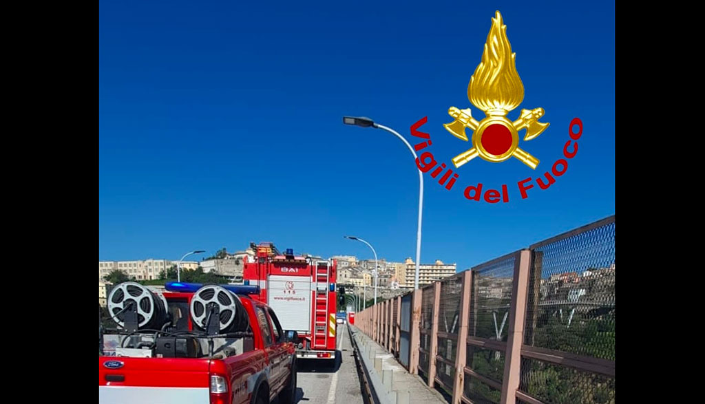 Tenta di gettarsi dal ponte a Catanzaro, uomo salvato dai vigili del fuoco