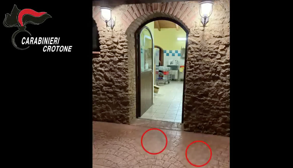 Non apprezzano qualità del servizio e alla vigilia di Ferragosto accoltellano cameriere nel Crotonese: altri due arresti - Video