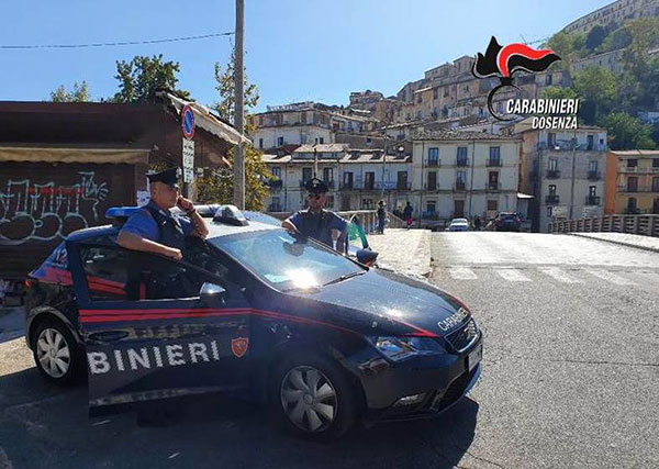 Sorpreso nel cosentino mentre tentava furto in concessionaria e aggredisce carabiniere, arrestato