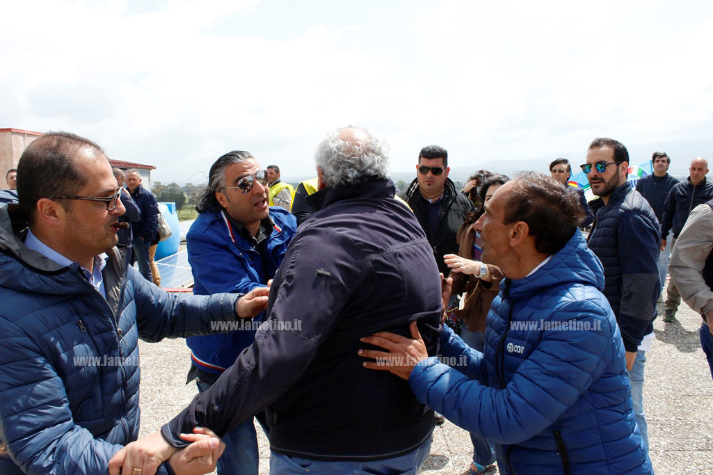 Lamezia, nuova protesta Terina: lavoratore minaccia di buttarsi dal tetto
