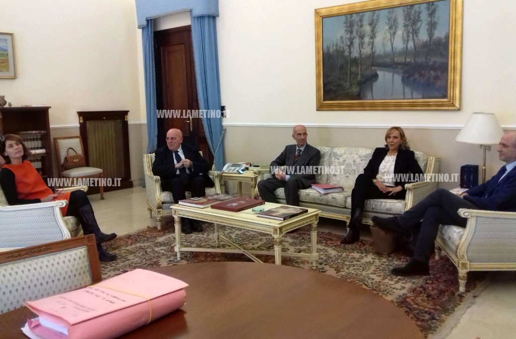 Emergenza Lamezia, Oliverio incontra Prefetto e commissari: "Prima di Natale si restituiscano a città strutture sportive e teatro"