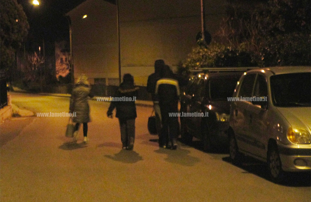 Terremoto e Coronavirus, notte di paura a Lamezia: gente in strada anche con le mascherine