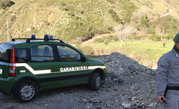 Smaltimento illecito rifiuti speciali in terreno privato, denunciate 3 persone