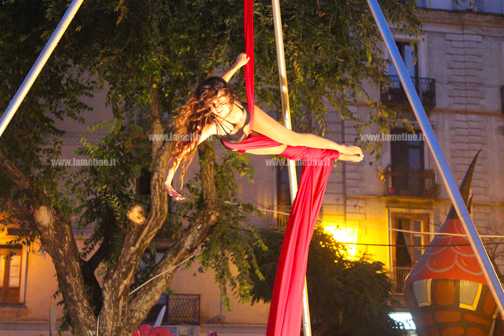 Lamezia, la magia del teatro di strada invade la città nella terza edizione di 'TeatrOltre' fino al 2 settembre - VIDEO